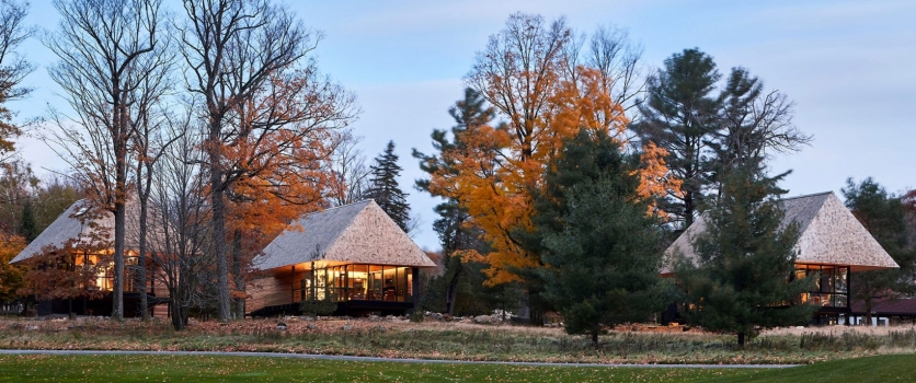 Cabins in Ontario by MacKay-Lyons Sweetapple topped with massive hip roofs