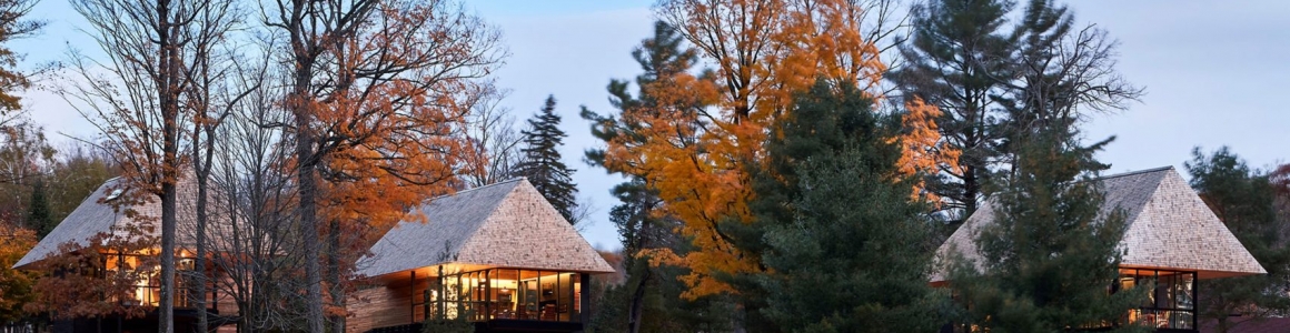 Cabins in Ontario by MacKay-Lyons Sweetapple topped with massive hip roofs